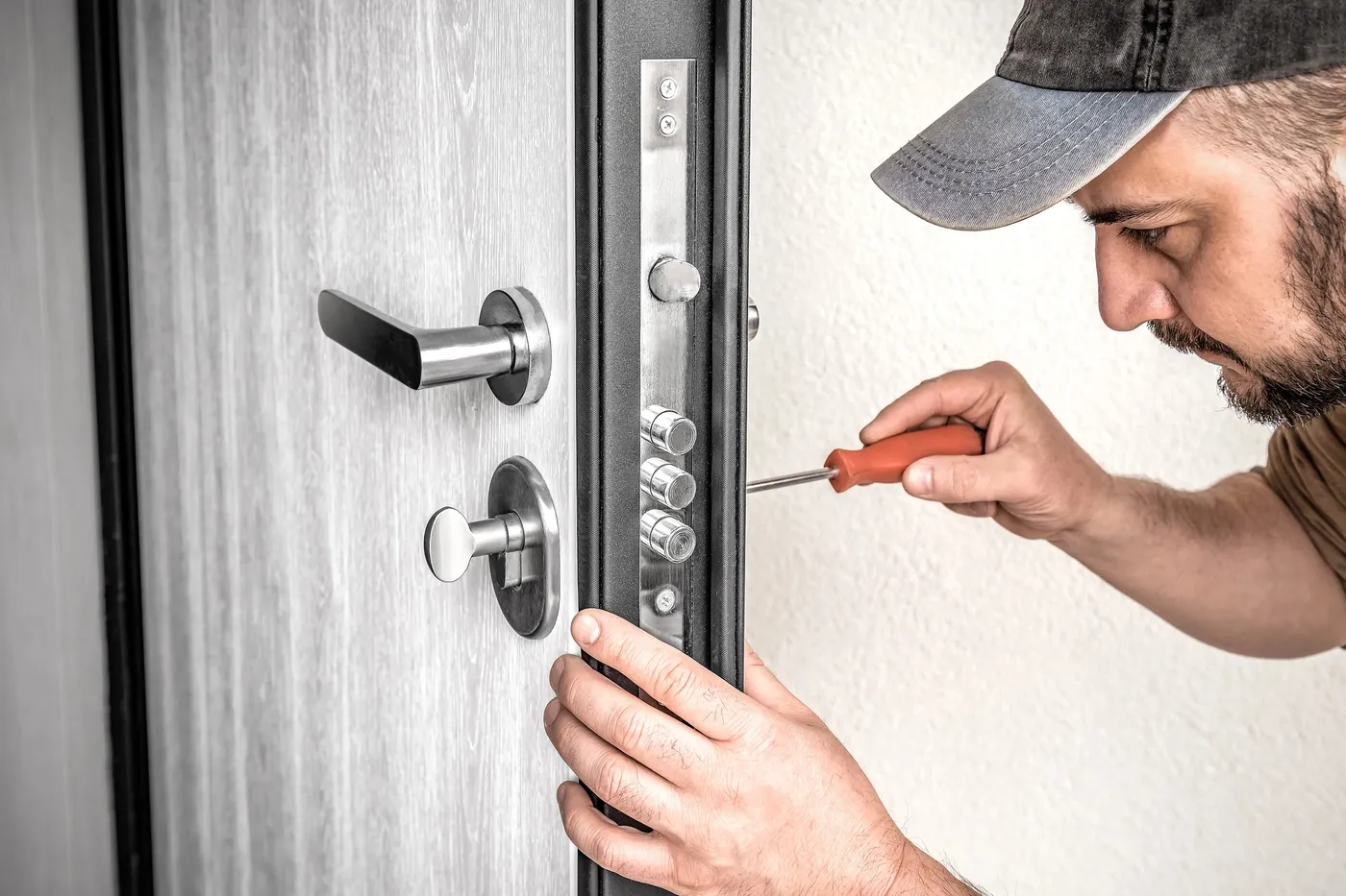 Pose et réglage d'un cylindre à clé protégée sur la porte d'entrée d'un appartement près de la place de la Nation